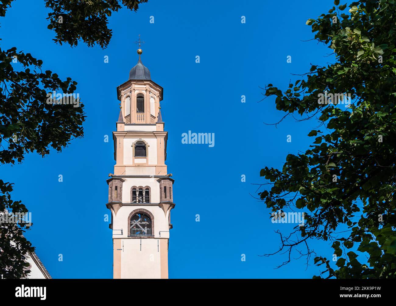 Campanile della chiesa di San Maria Assunta nel Parco della Pieve - Cavalese, Val di Fiemme, Trento, Dolomiti, Trentino Alto Adige, Italia, EUR Foto Stock