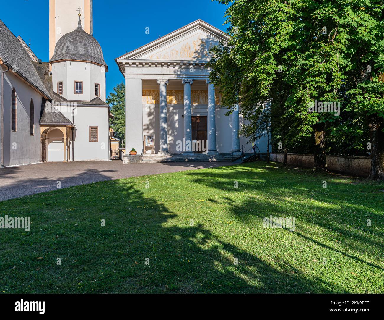 La Chiesa di San Maria Assunta nel Parco della Pieve - Cavalese, Val di Fiemme, Trento, Dolomiti, Trentino Alto Adige, Italia, Europa - luglio 13 Foto Stock