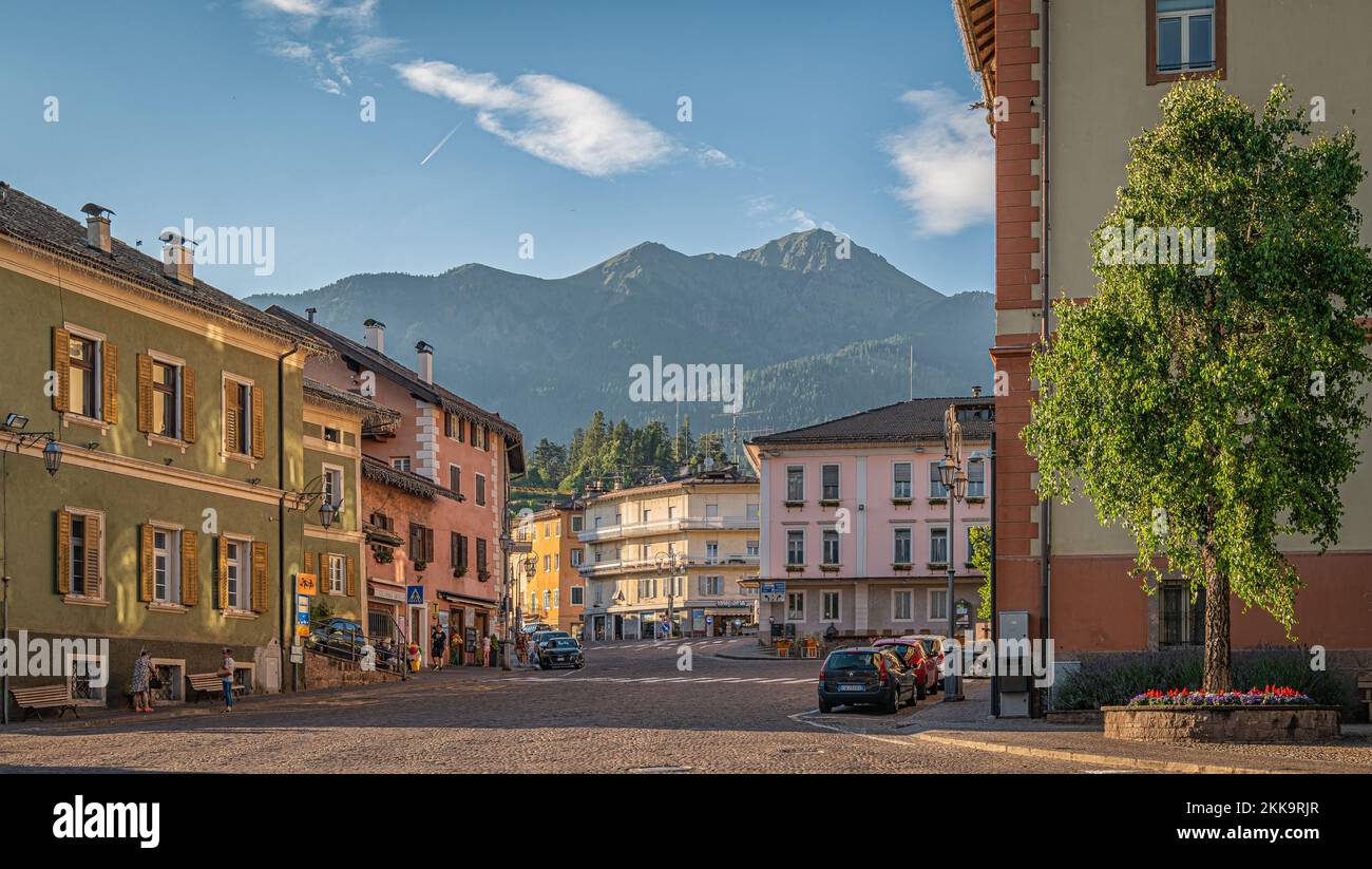 La piazza principale del centro storico del Cavalese, Val di Fiemme, Trento, Dolomiti, Trentino Alto Adige, Italia, Europa Foto Stock