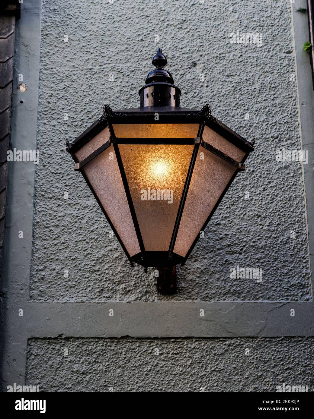 Grande applique vittoriana lungo una strada Falmouth. Colore e bianco e nero. Foto Stock