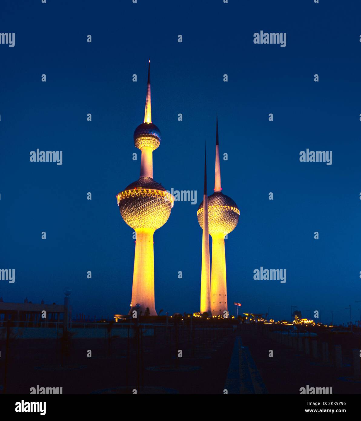 Kuwait City, Kuwait - 1 luglio 1983: Le Kuwait Towers sono state ufficialmente inaugurate il 26 febbraio 1977 e sono classificate come un punto di riferimento e simbolo del Ku moderno Foto Stock