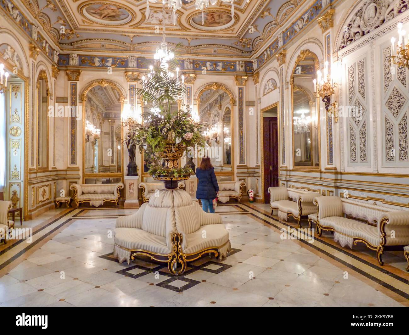 Valencia, Spagna - 28 gennaio 2017: Sala principale, splendidamente decorata, nel vecchio palazzo museo della ceramica a Valencia, Spagna. Foto Stock