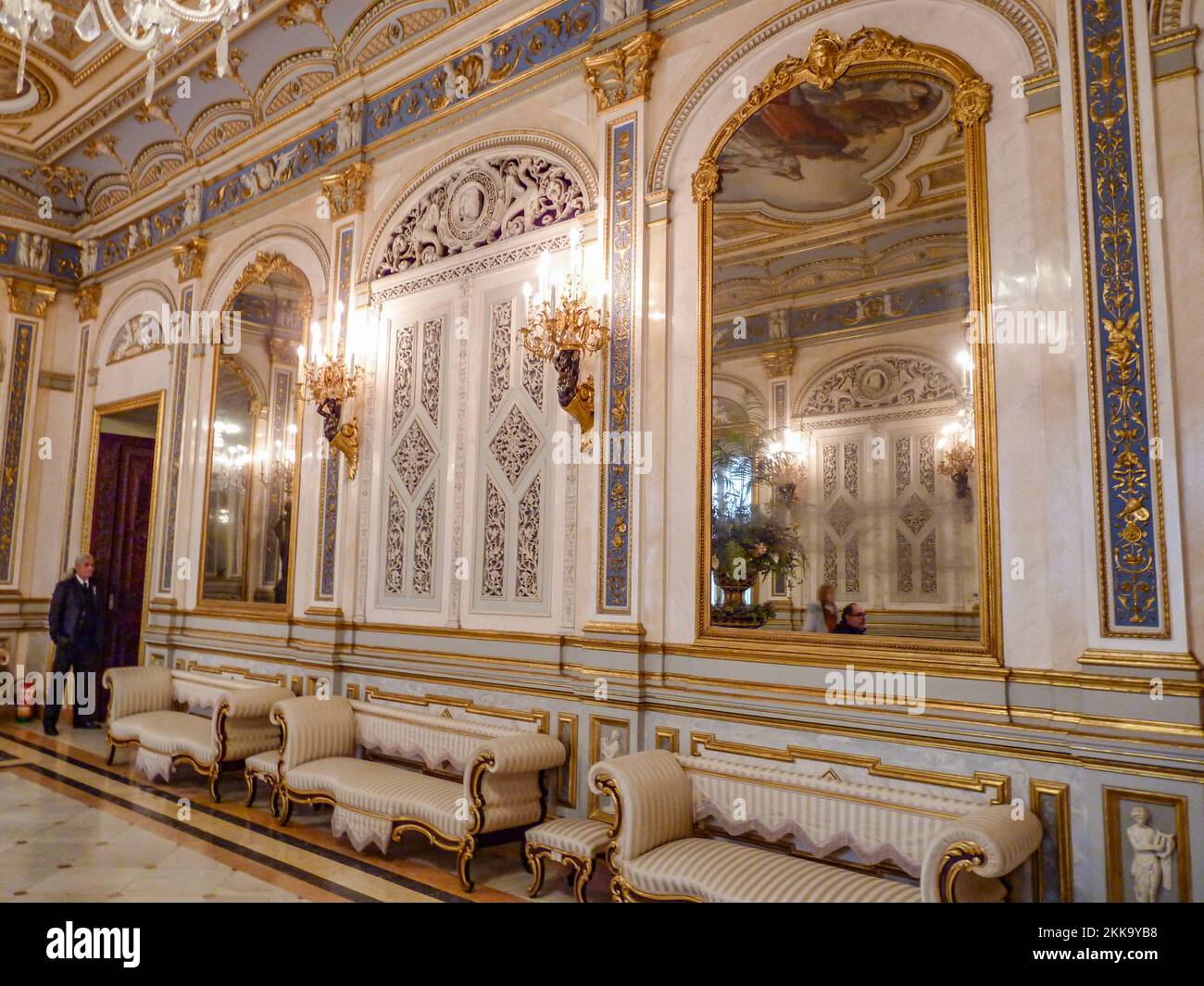 Valencia, Spagna - 28 gennaio 2017: Sala principale, splendidamente decorata, nel vecchio palazzo museo della ceramica a Valencia, Spagna. Foto Stock