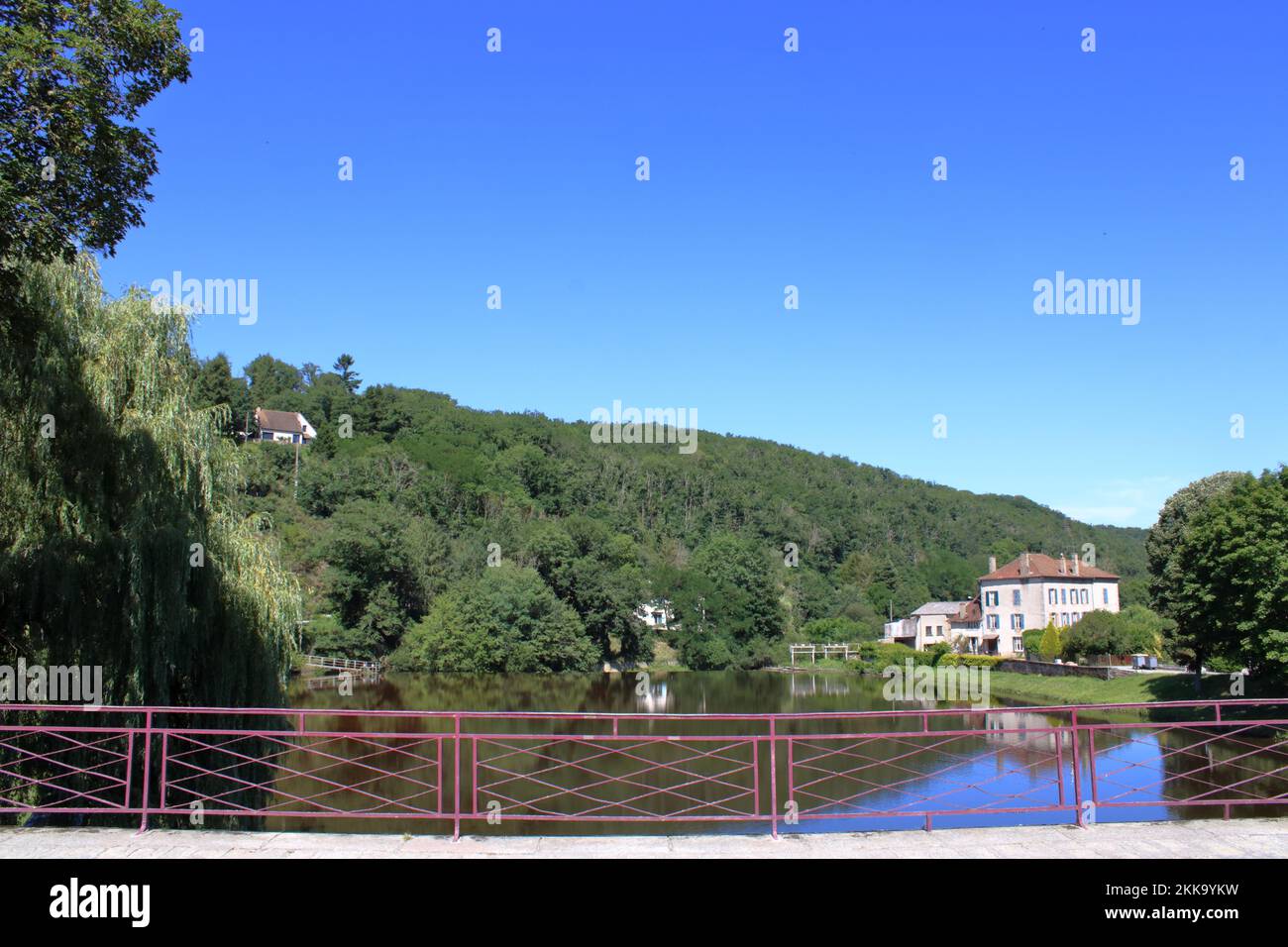 Vista sul fiume Tardes dal moderno ponte a Chambon-sur-Voueize una graziosa cittadina situata nella regione Creuse della Francia centrale. Foto Stock