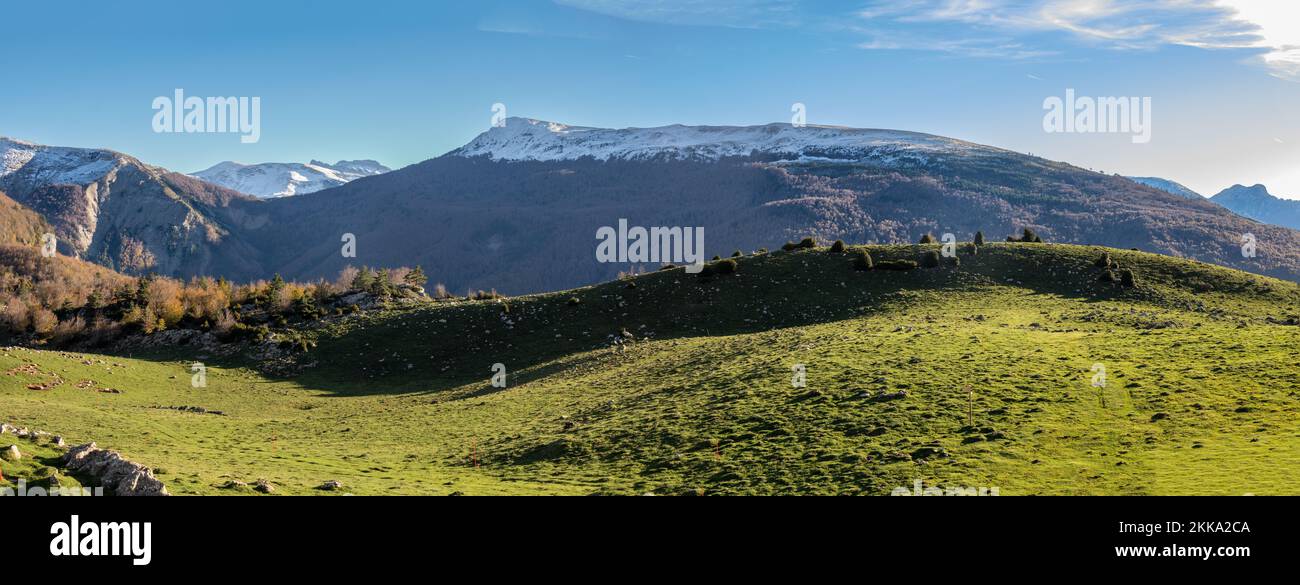 Vista Panorámica del Valle de Belagua, un cenario de Ensueño en la frontera entre España y Francia. Otoño y montañas nevadas. Foto Stock