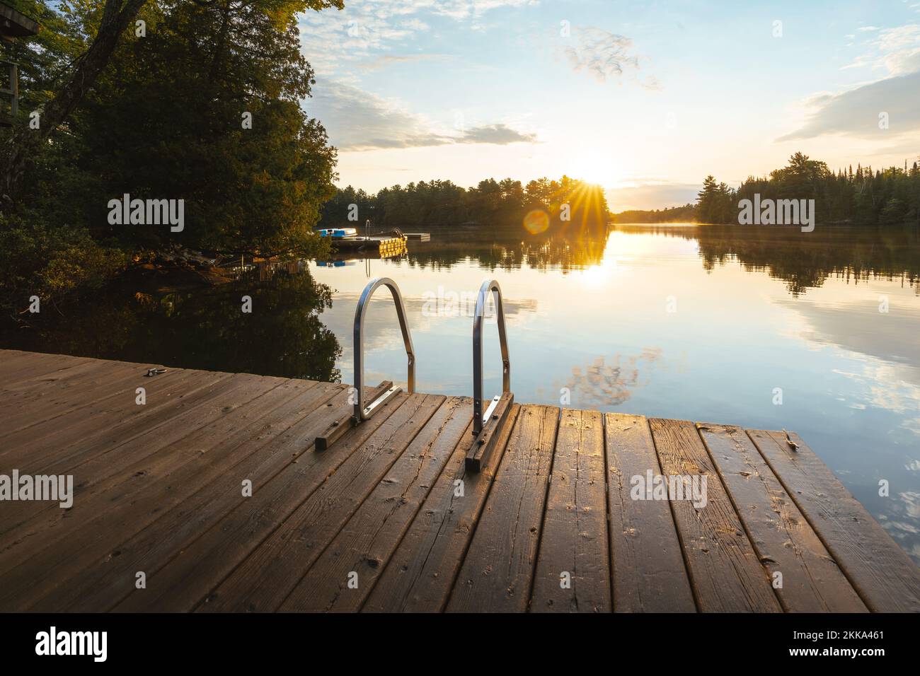 Primo semaforo presso un molo di un cottage sul lago Foto Stock