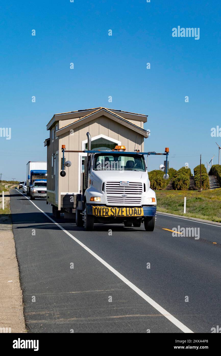 Bridgeport, USA - MAR 11, 2019: Le persone trasportano la loro casa in camion da un villaggio di casa mobile al prossimo. Foto Stock