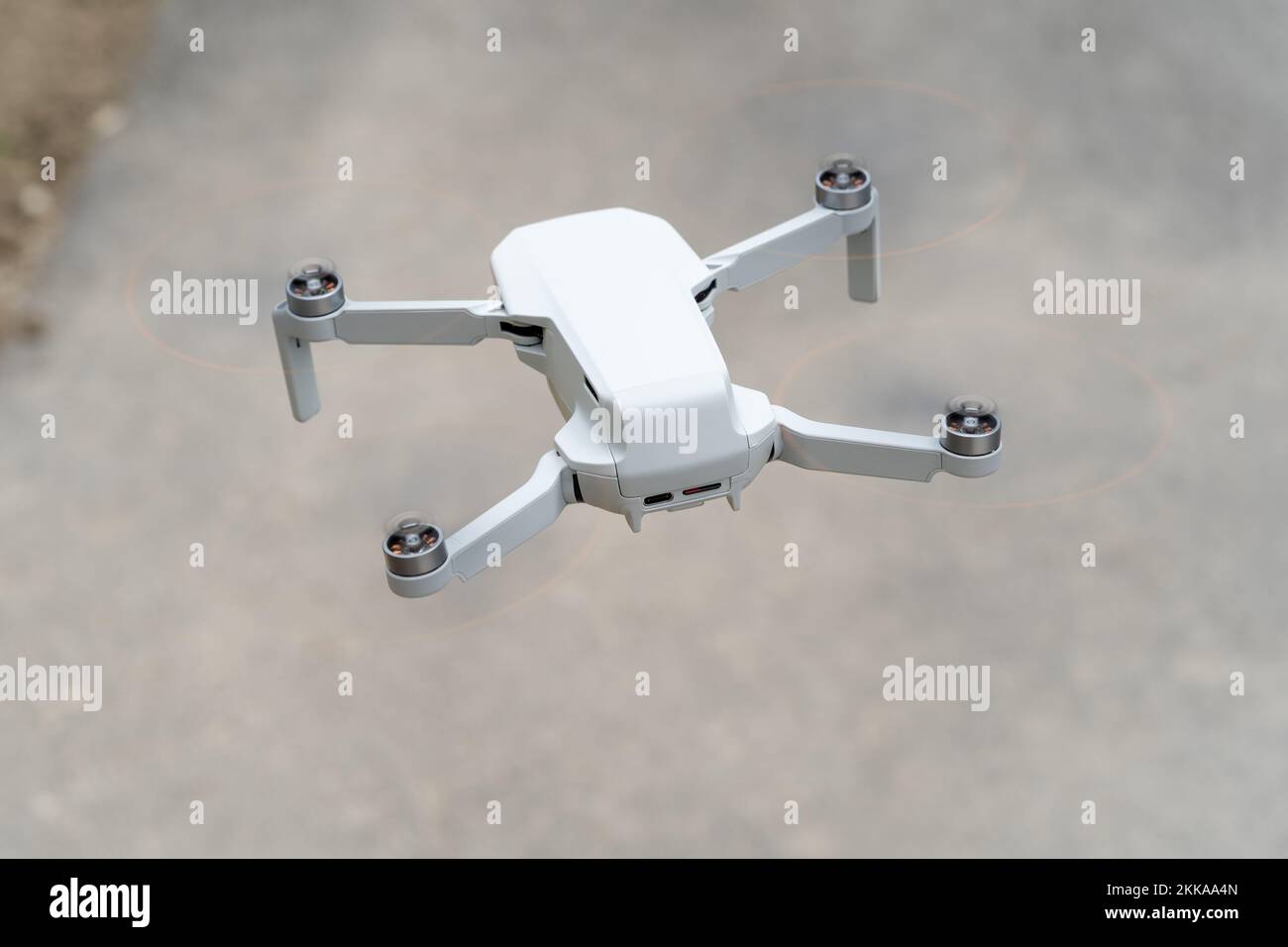 Un drone si trova appena sopra dove sta per atterrare Foto Stock