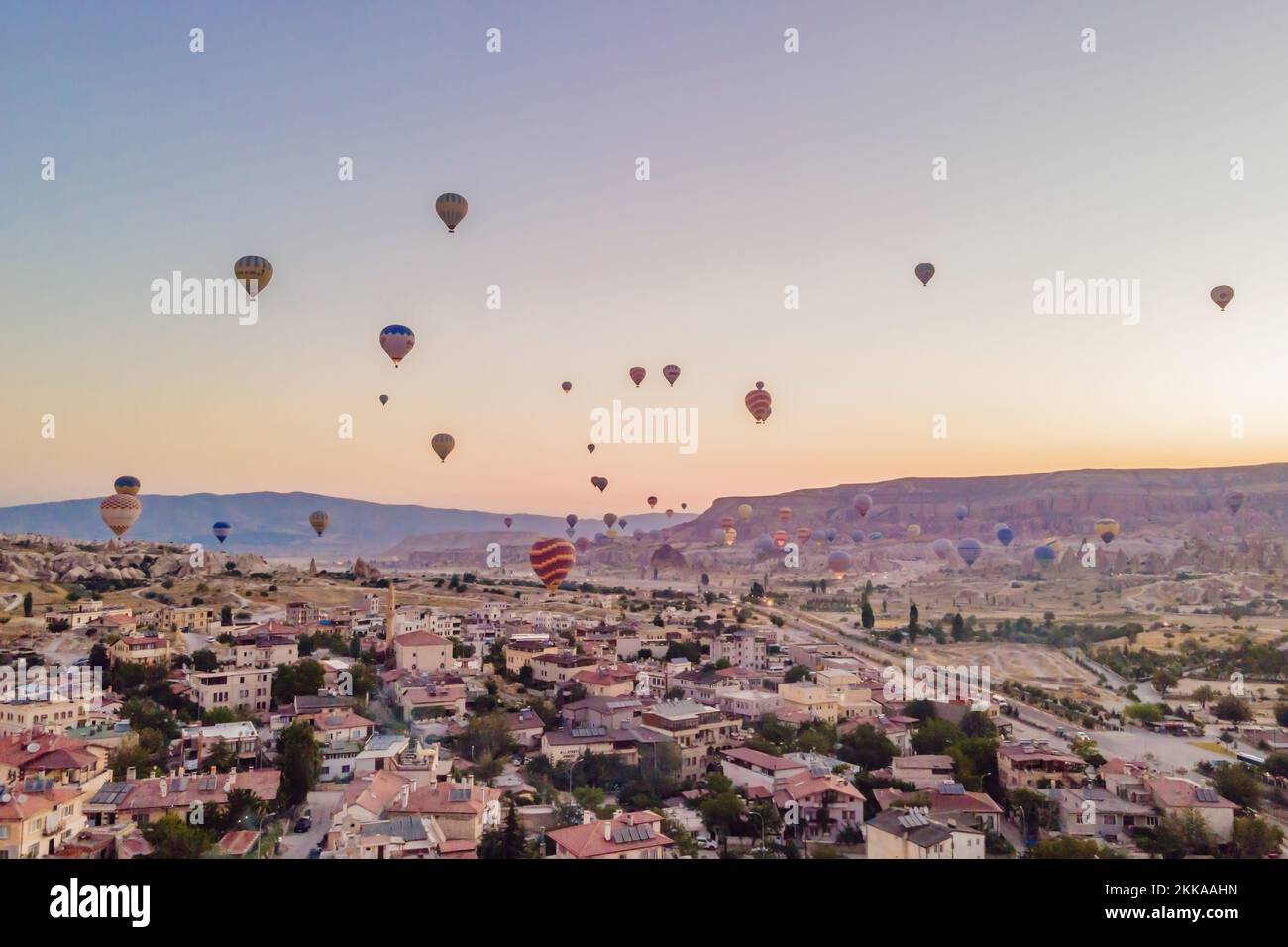 Coloratissime mongolfiere che volano nella valle dei camini delle fate a Nevsehir, Goreme, Cappadocia Turchia. Spettacolare vista panoramica del drone Foto Stock