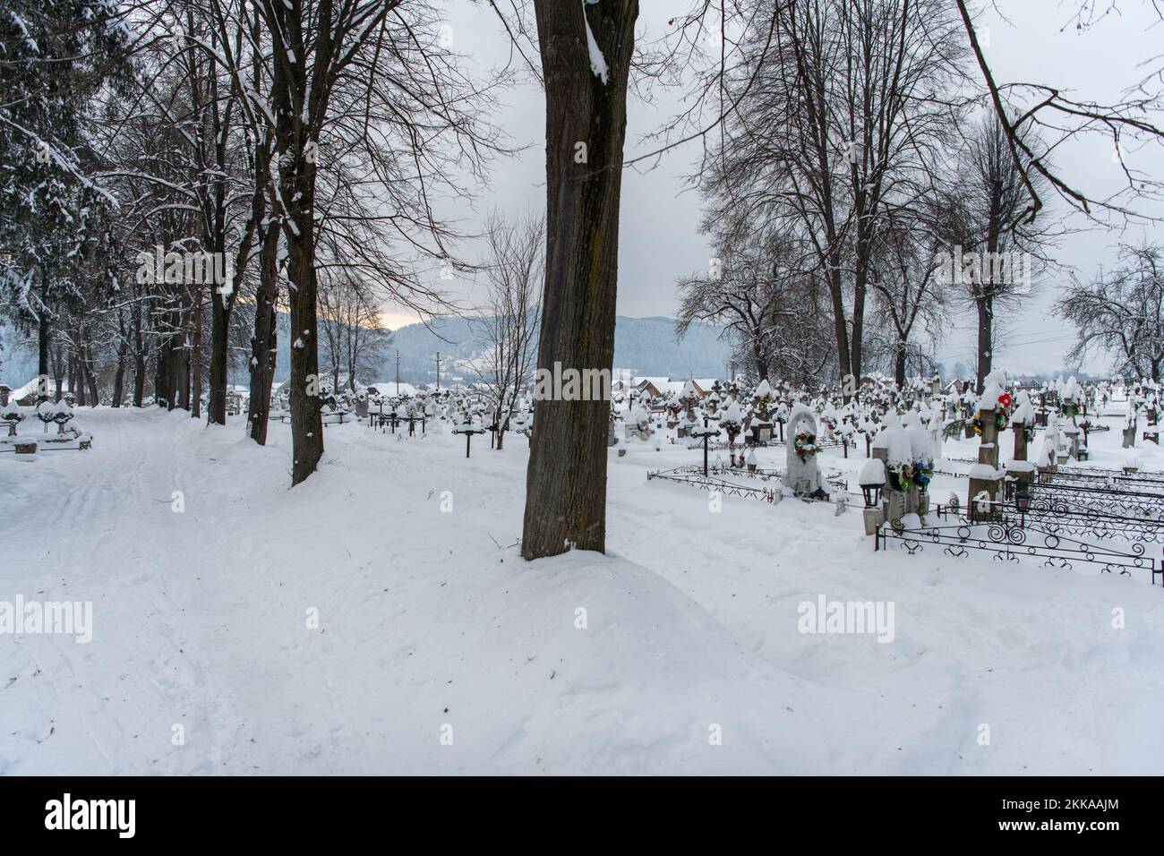 Moldovita, Romania, 2021-12-29. Cimitero del Monastero di Moldovita sotto la neve nella regione della Bucovina. Foto Stock