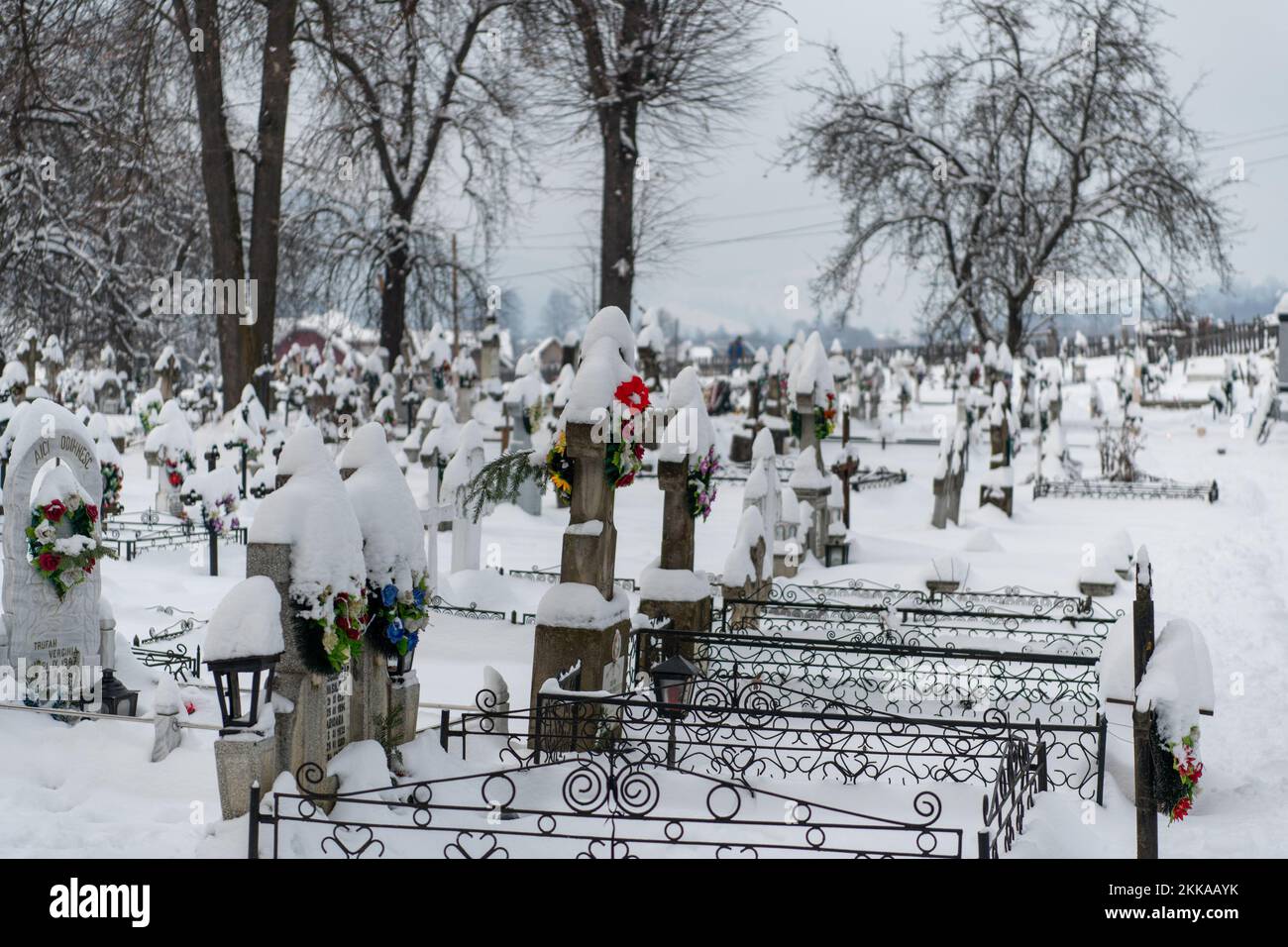 Moldovita, Romania, 2021-12-29. Cimitero del Monastero di Moldovita sotto la neve nella regione della Bucovina. Foto Stock