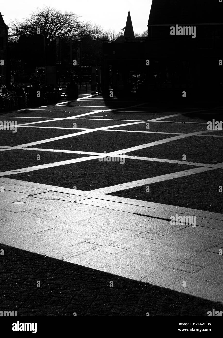 Falmouth Harbour piazza principale. Forte illuminazione che rende un design astratto con l'area pavimentata. Foto Stock