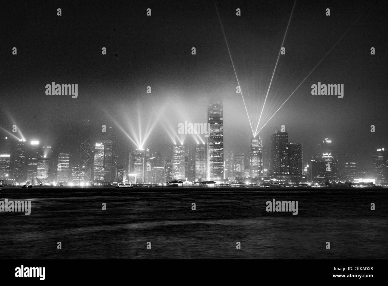 Kowloon, Hongkong - 6 gennaio 2010: Famoso spettacolo laser di Hongkong nell'area del porto con skyline di notte. Foto Stock