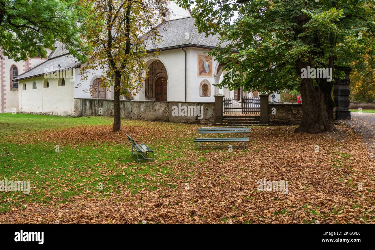 La Chiesa di San Maria Assunta nel Parco della Pieve - Cavalese, Val di Fiemme, Trento, Dolomiti, Trentino Alto Adige, Italia, Europa - Ottobre Foto Stock