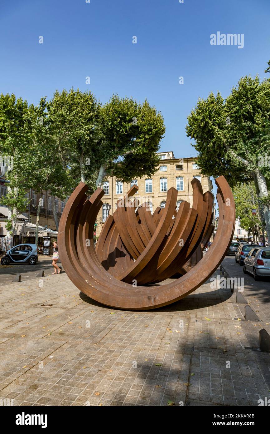 Aix en Provence, Francia - 8 luglio 2015: Arte di strada moderna dell'artista concettuale francese Bernar Venet una serie di sculture d'arco in acciaio questo alla cultura Foto Stock