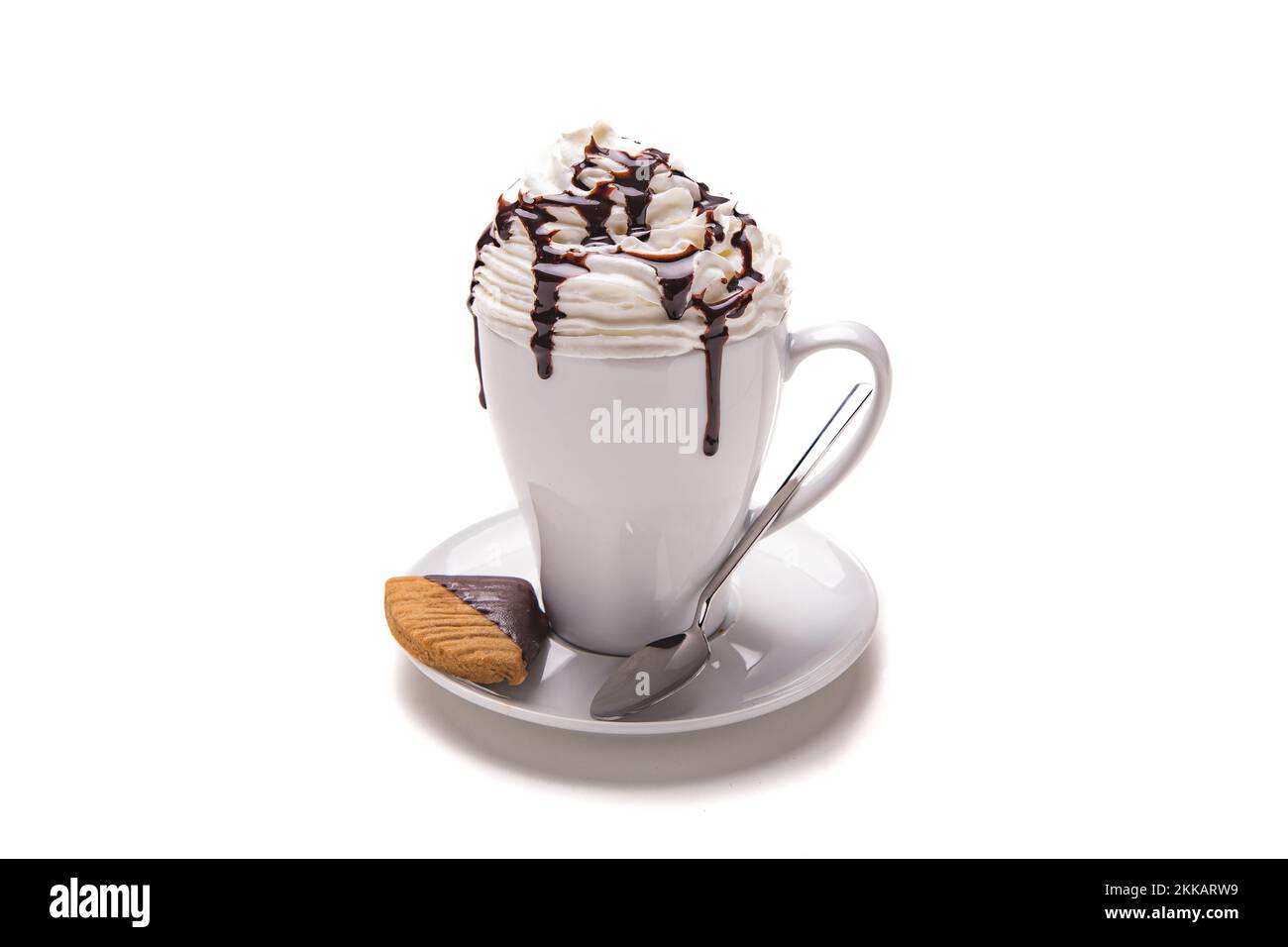 Un primo piano di una tazza di caffè con panna montata e cioccolato isolato su sfondo bianco Foto Stock