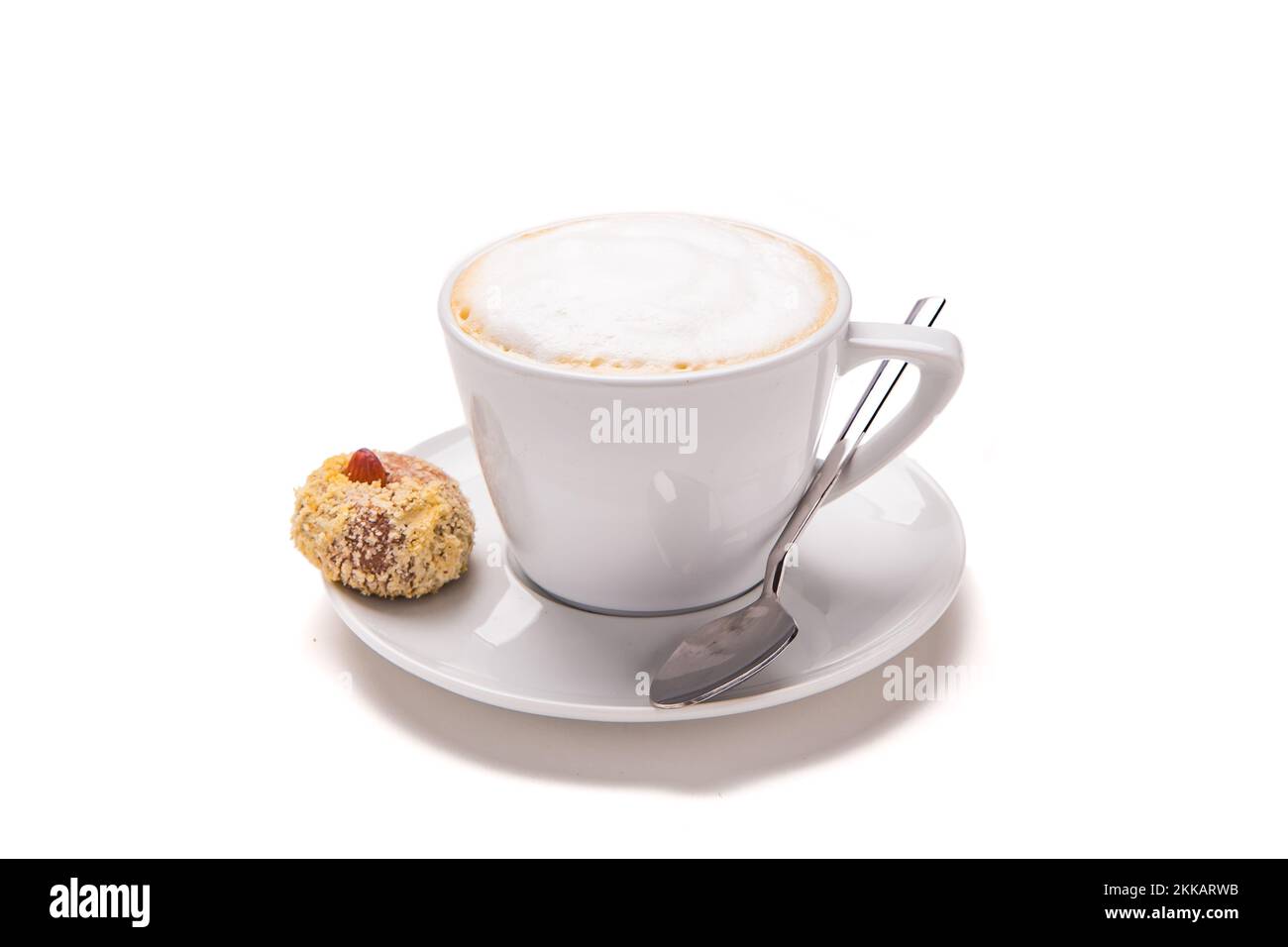Un primo piano di una tazza di cappuccino isolato su sfondo bianco Foto Stock