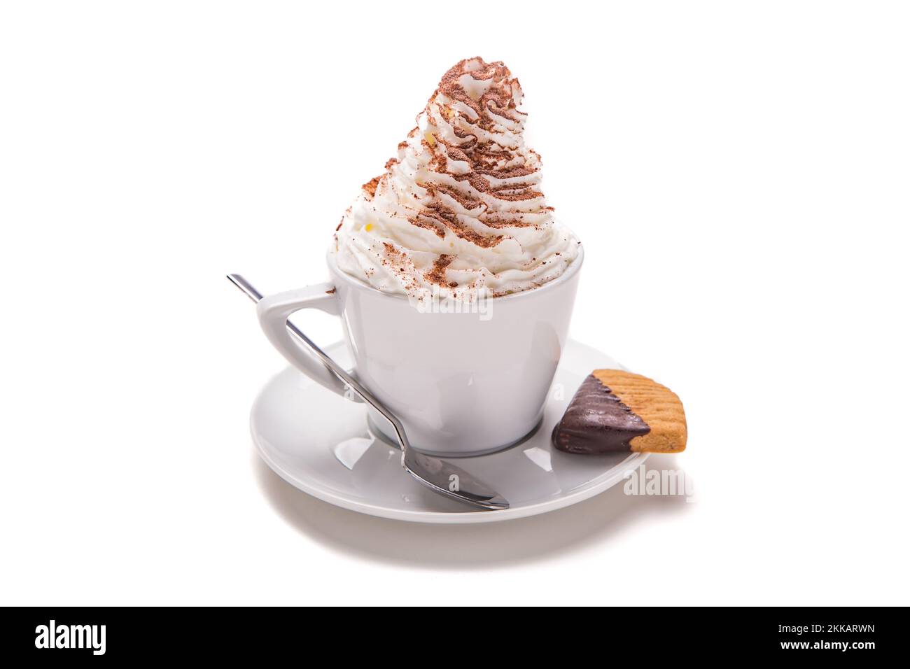 Primo piano di una tazza di caffè con panna montata isolata su fondo bianco Foto Stock