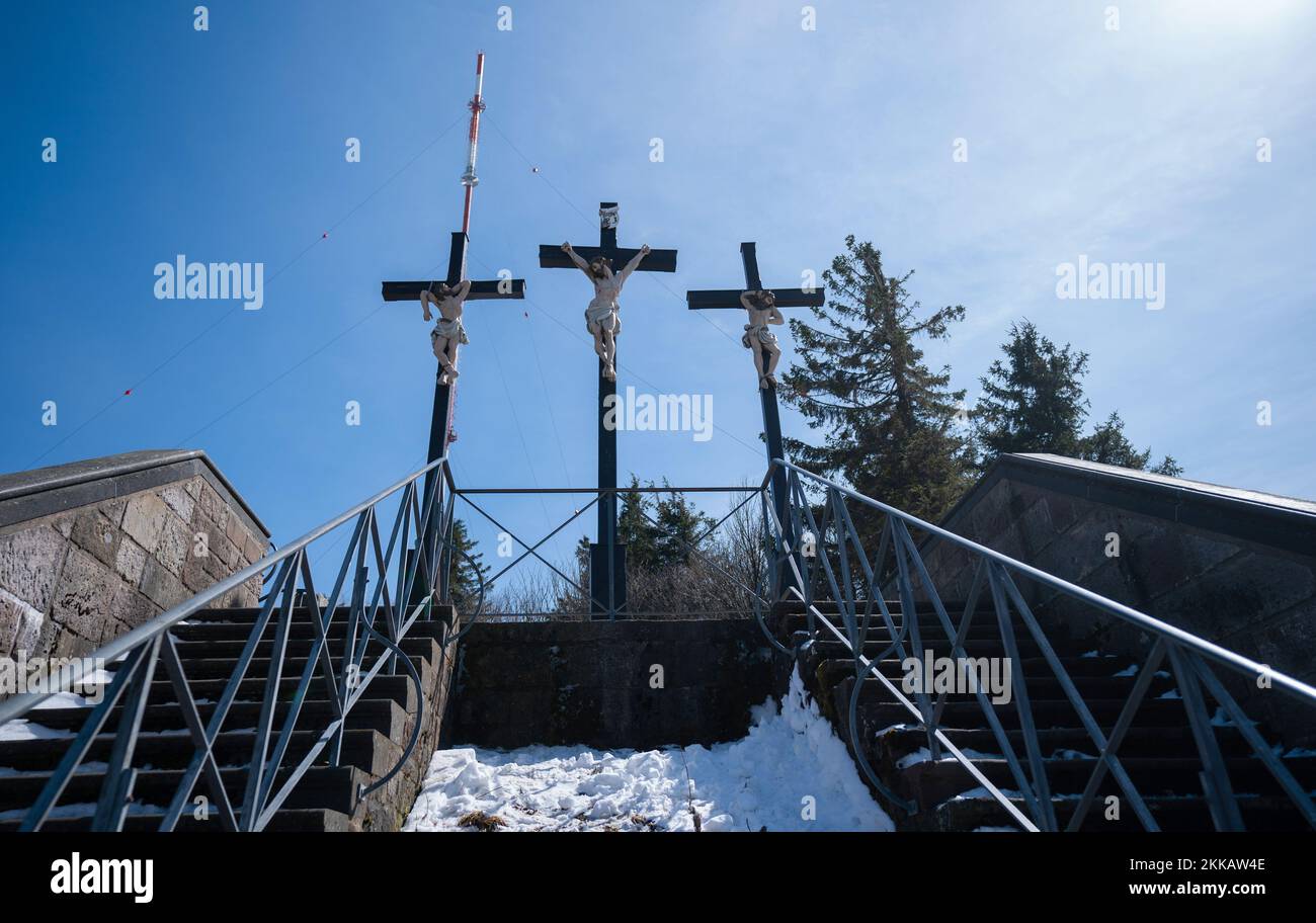 PRODUZIONE - 11 aprile 2022, Baviera, Bischofsheim in Der Rhön: Una scalinata conduce alle tre croci del Golgota sulla Cross Mountain. La montagna è una meta popolare per i pellegrini ogni anno. Foto: Nicolas Armer/dpa Foto Stock