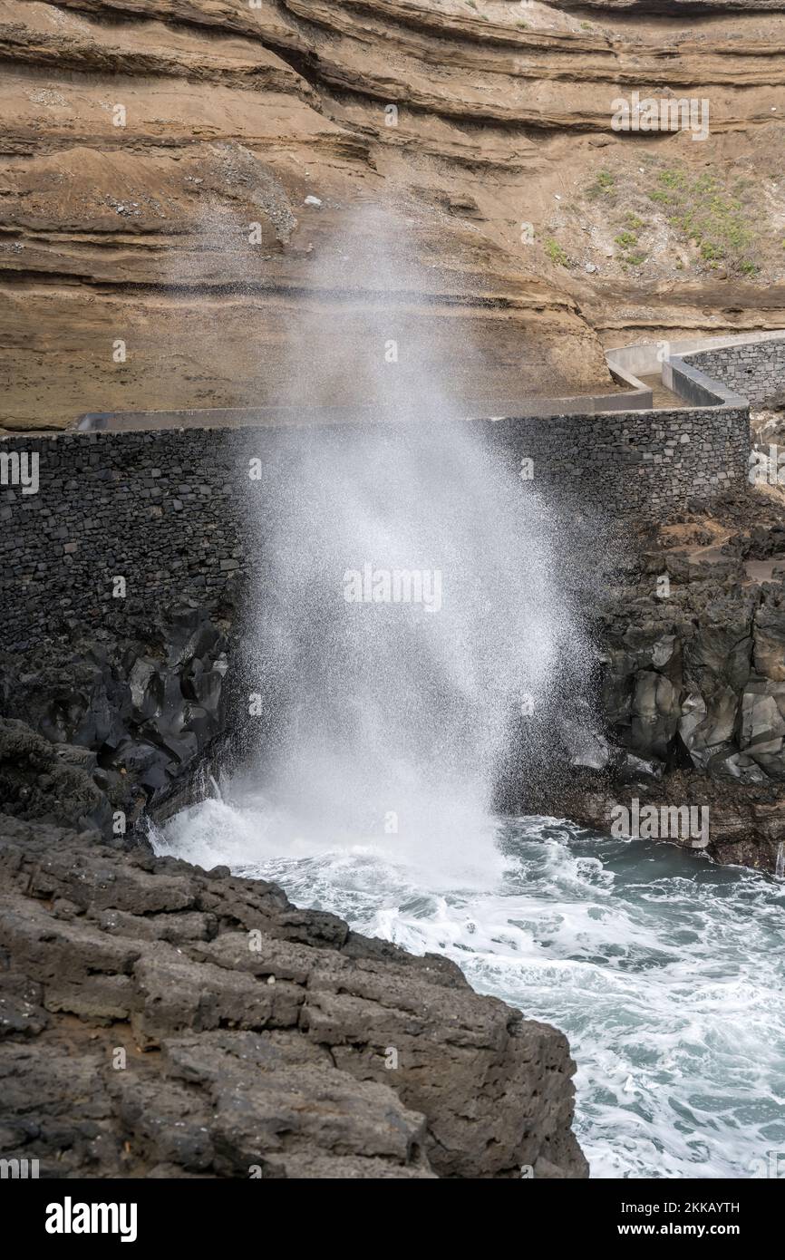 Paesaggio con alte acque oceaniche sulle scogliere vulcaniche dell'isola di Madeira, girato alla luce delle cadute a Porto de Cruz, Portogallo Foto Stock