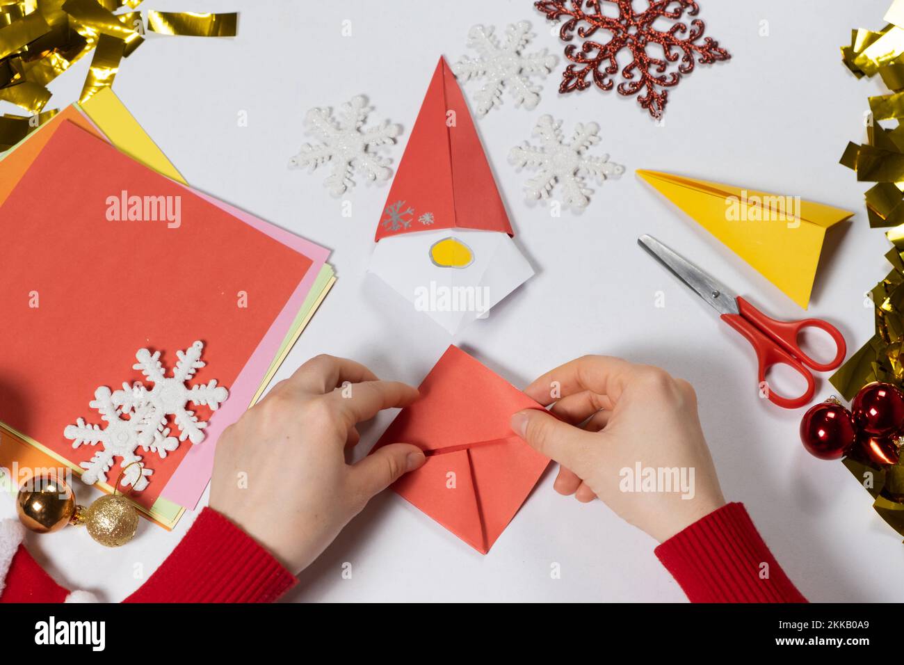 Creazione di artigianato origami da carta per Natale e Capodanno, figurina di gnome Foto Stock