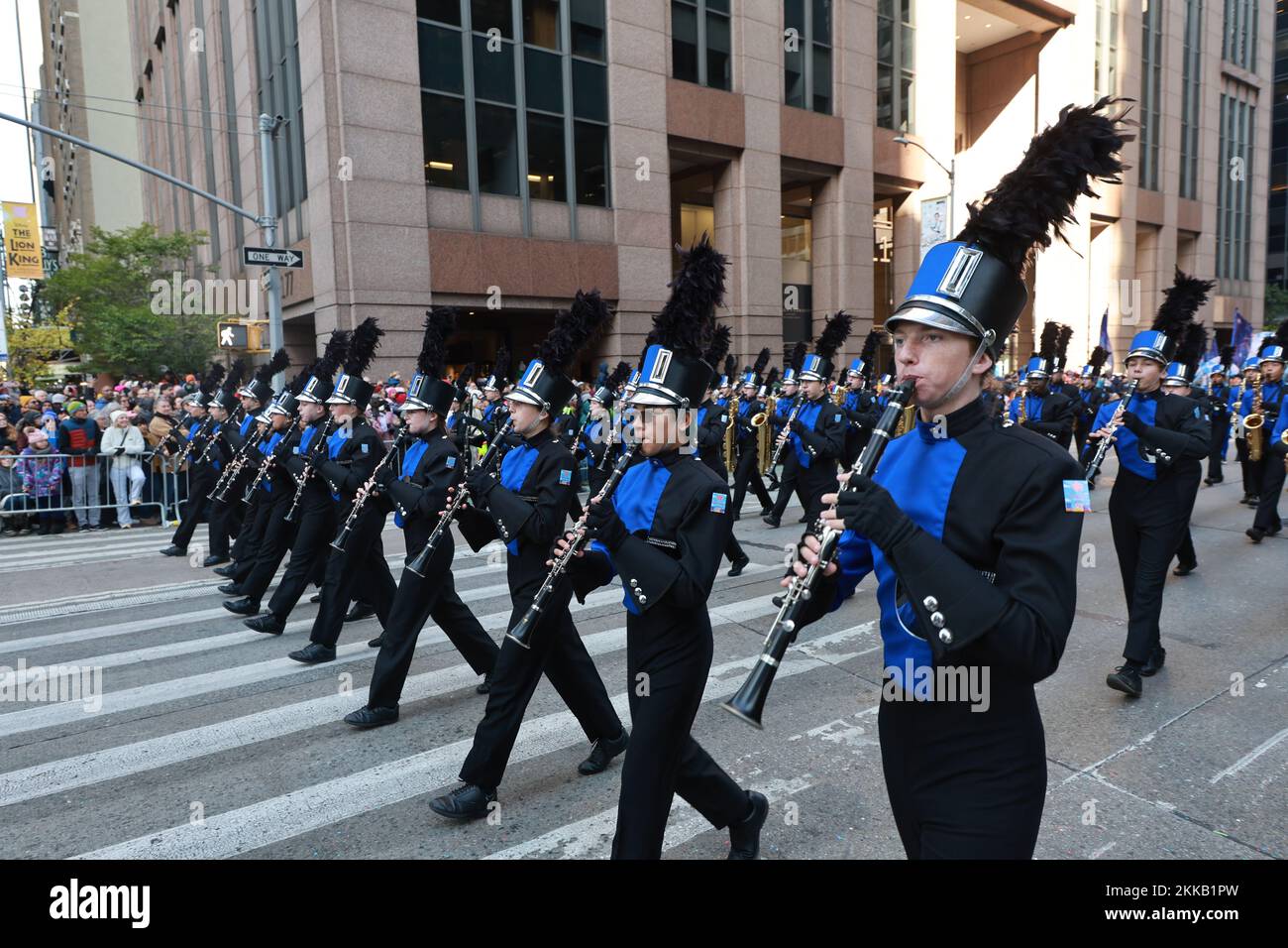 Il Carmel H.S. Marching Greyhounds si esibisce nella 96th Macy's Thanksgiving Day Parade a New York, giovedì 24 novembre 2022. La Hoosier state band è una band di cinque volte dell'America Grand National Champion. (Foto: Gordon Donovan) Foto Stock