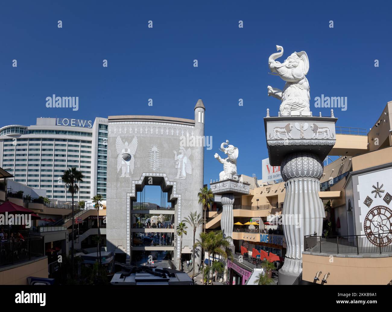 LOS ANGELES, USA - 17 MARZO 2019: Complesso di Hollywood e Highland con negozi e ristoranti e famosi elefanti. Foto Stock