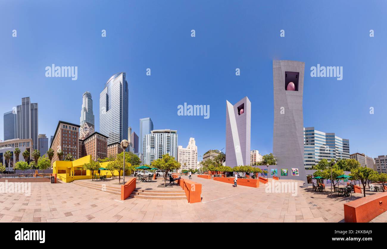 LOS ANGELES - USA, 3 MAGGIO 2019: Facciata del Ritz Carlton hotel e grattacielo nel centro di Los Angeles con pubblicità presso la facciata dell'hotel., 2019: peopl Foto Stock