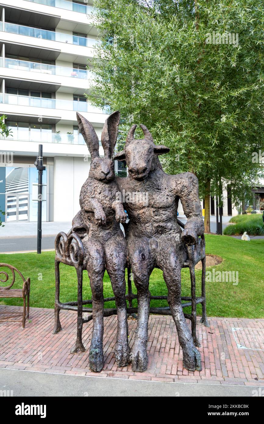 Scultura "The Minotaur and the Hare on Bench" di Sophie Ryder, Harbour Quay Gardens, Wood Wharf, Canary Wharf, Londra, REGNO UNITO Foto Stock