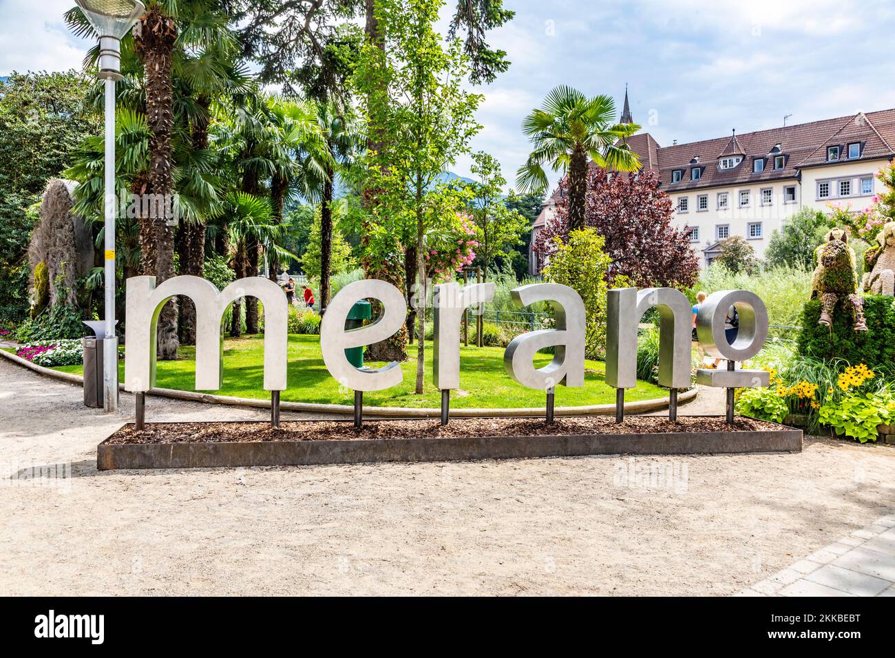 Merano, Italia - 5 agosto 2019: Scorcio del centro storico di Merano con Merano in lettere metalliche a, Merano, Bolzano, Trentino Alto Adige, Italia. Foto Stock