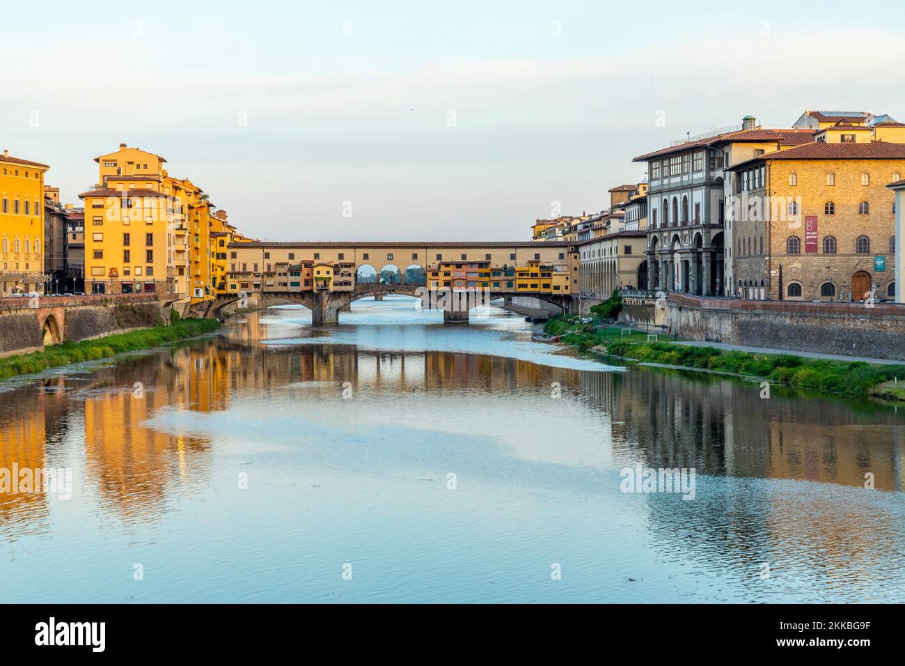 Firenze, Italia - 13 agosto 2019: Famoso Ponte Veccio storico a Firenze sul fiume Arno Foto Stock