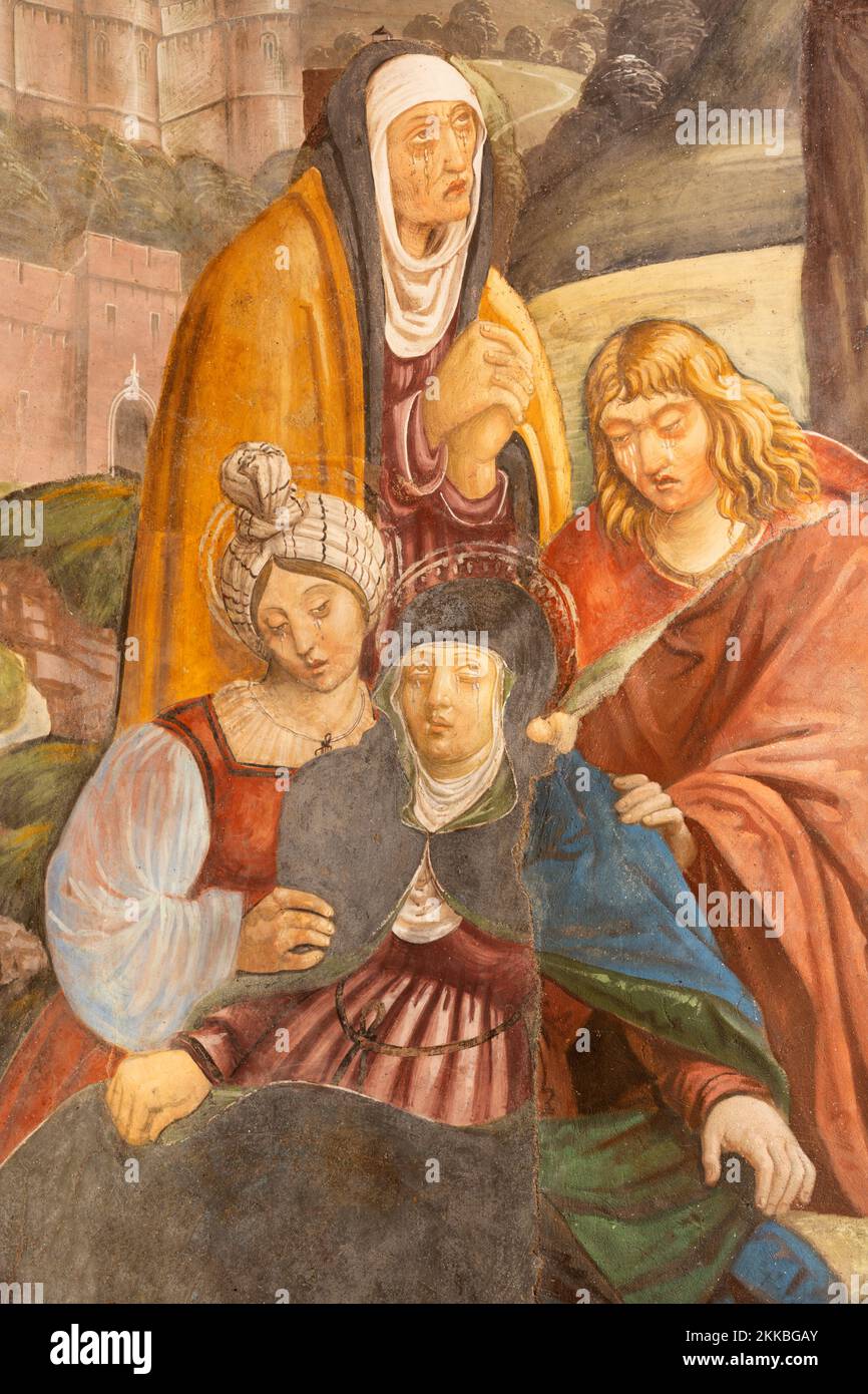 BIELLA, ITALIA - 15 LUGLIO 2022: Il particolare di madre Maria sotto il cosso come parte dell'affresco della Crocifissione nella chiesa di San Sebastiano di ma Foto Stock