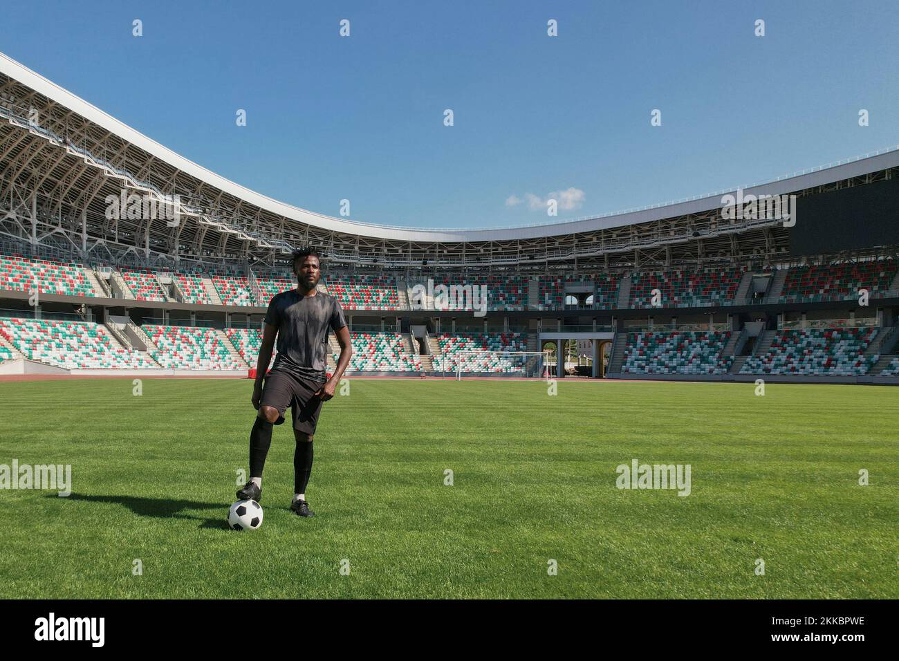 giocatore afro-americano di palla nello stadio Foto Stock