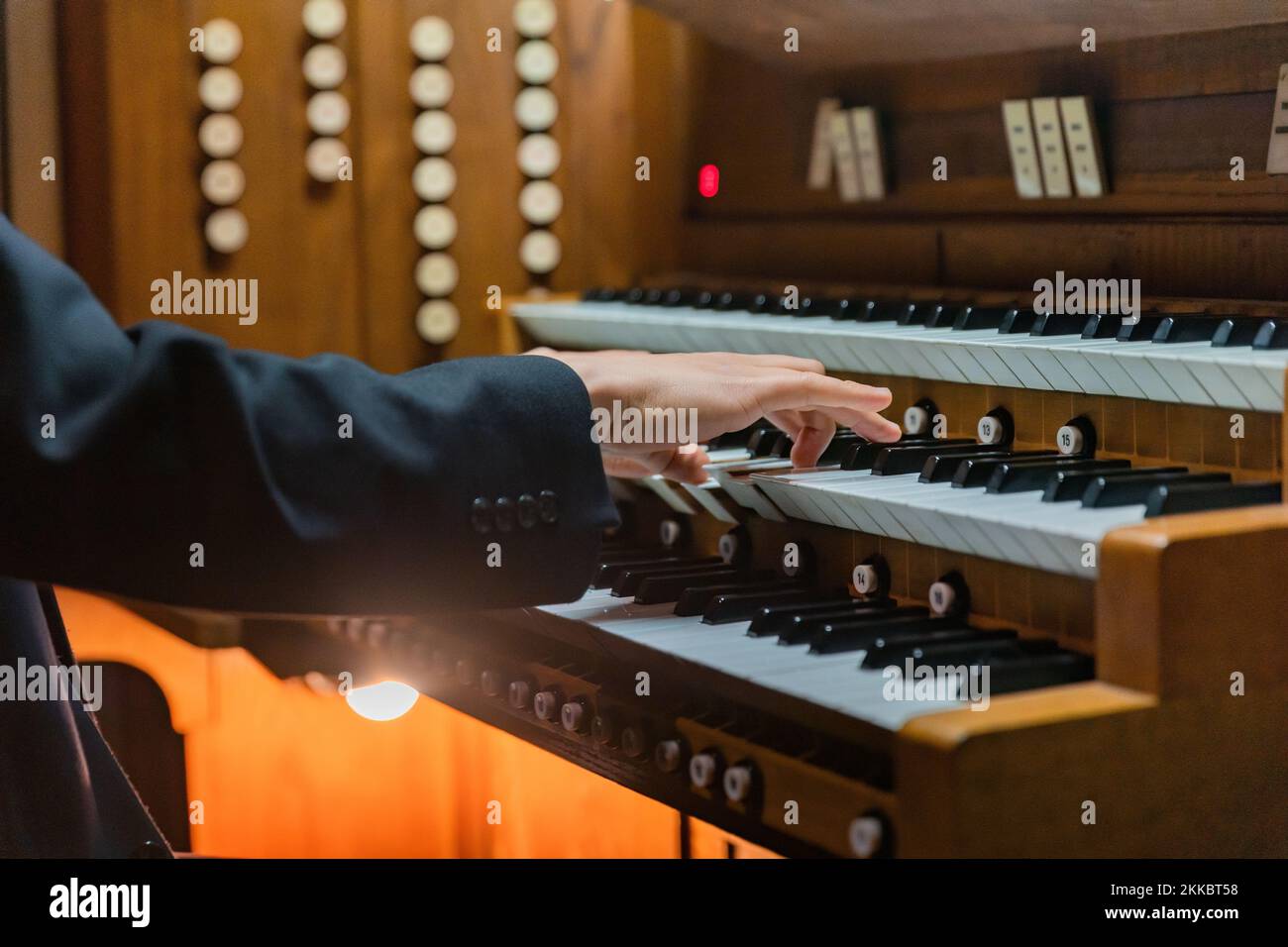 Un primo piano di un uomo che suona un organo. Foto Stock