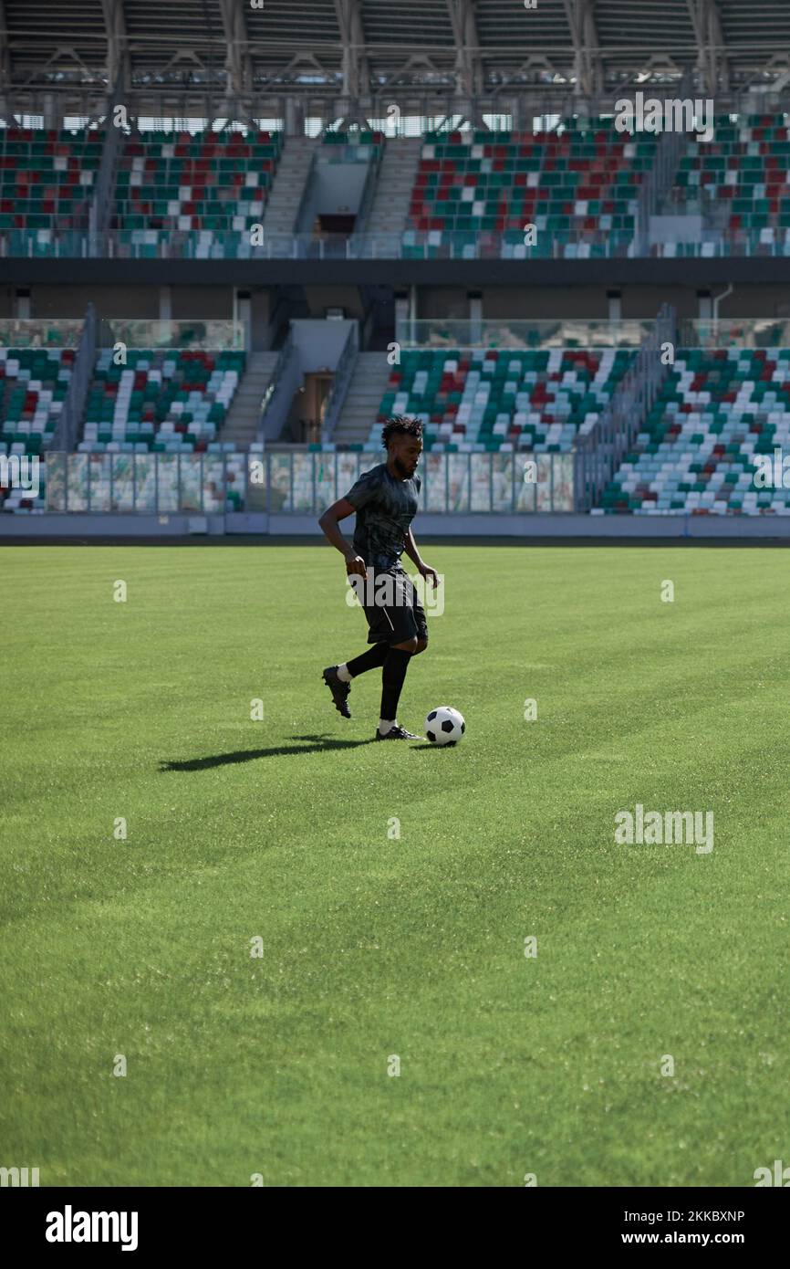 Giocatore di calcio professionista in azione allo stadio. Foto Stock