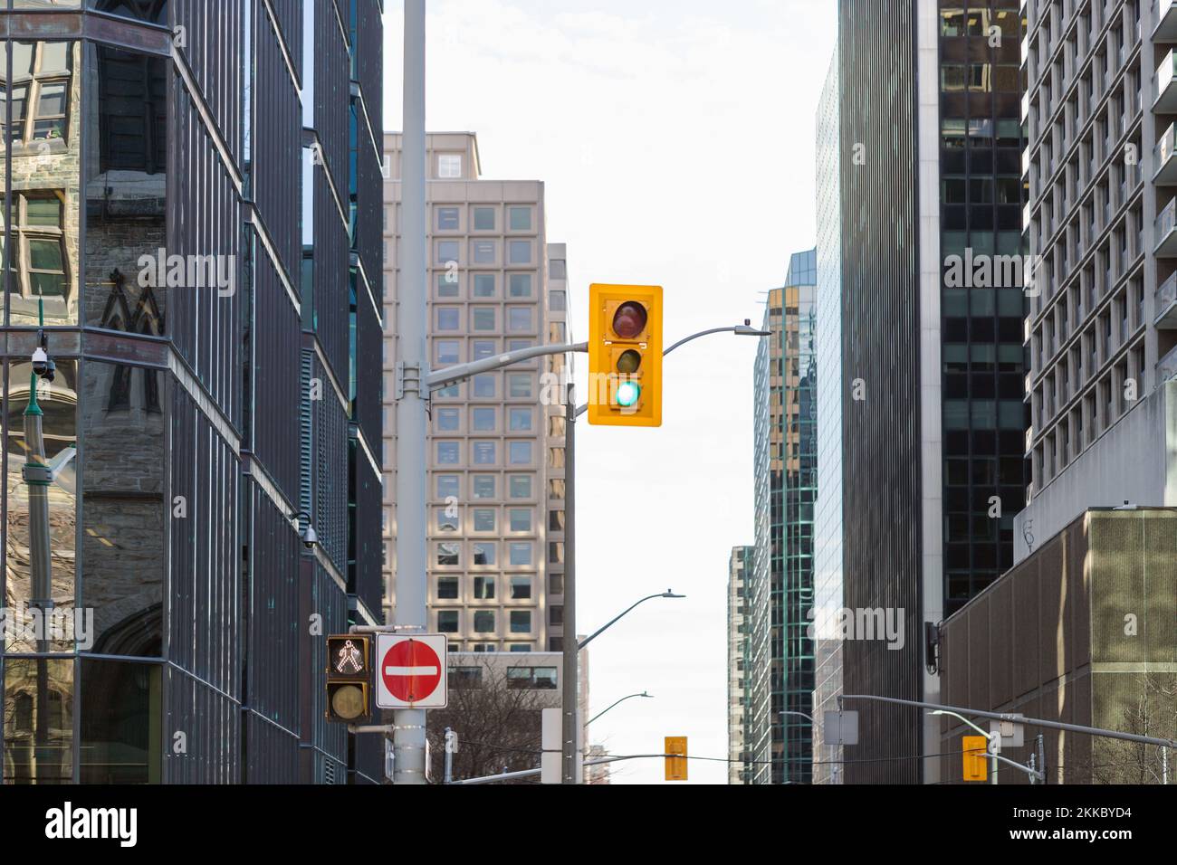 Semaforo contro il cielo e gli alti edifici di uffici nel centro di Ottawa, Canada. Grattacieli nel quartiere degli affari della città. Foto Stock