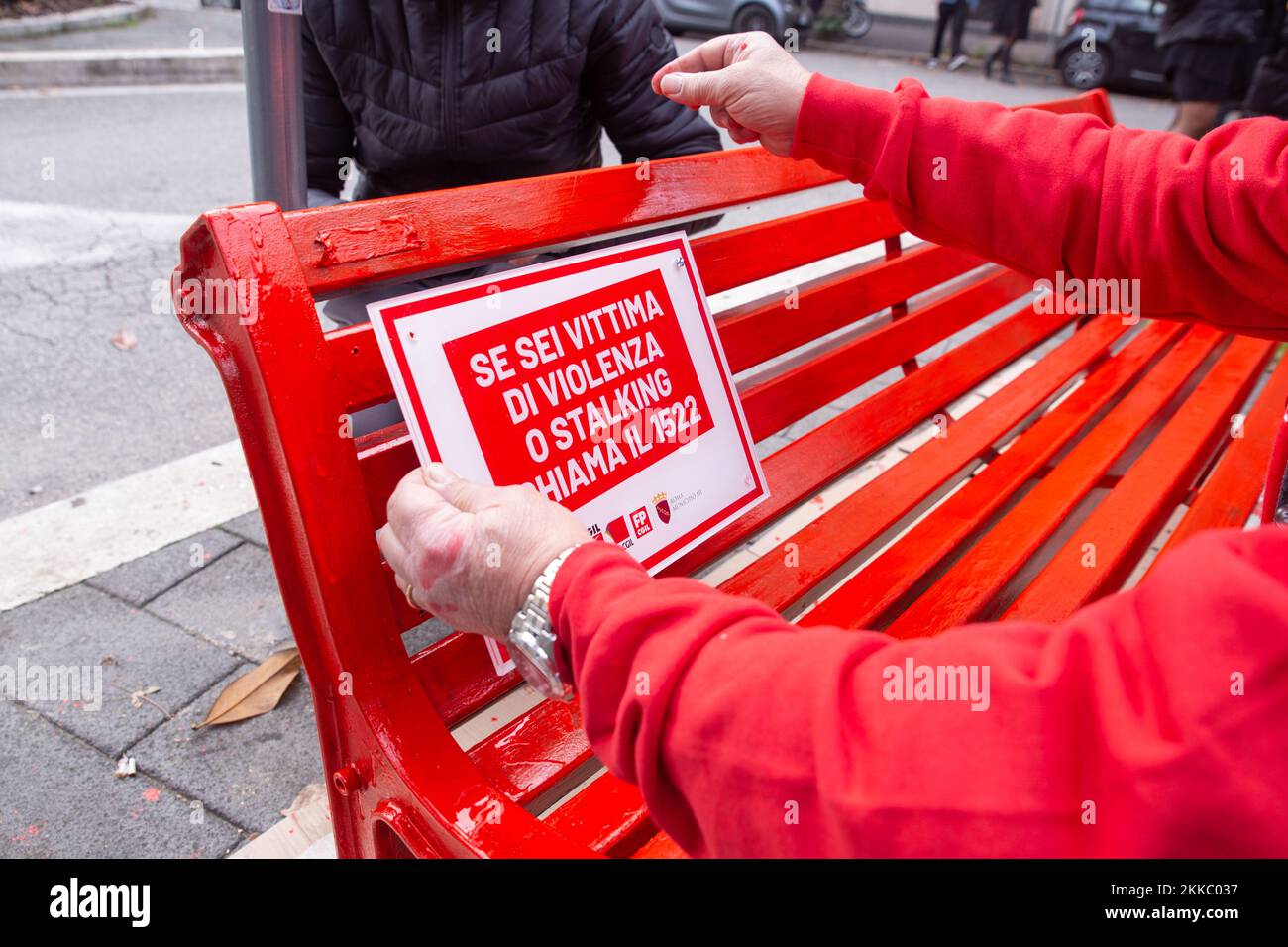 Alcuni dipingono una panchina su Viale Trastevere a Roma in occasione della Giornata Mondiale contro la violenza contro le Donne (Foto di Matteo Nardone / Pacific Press/Sipa USA) Foto Stock