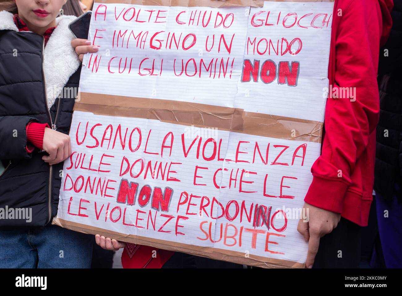 Iniziativa organizzata in Piazza Sempione a Roma da studenti di alcune scuole in occasione della Giornata Mondiale contro la violenza contro le Donne (Foto di Matteo Nardone / Pacific Press/Sipa USA) Foto Stock