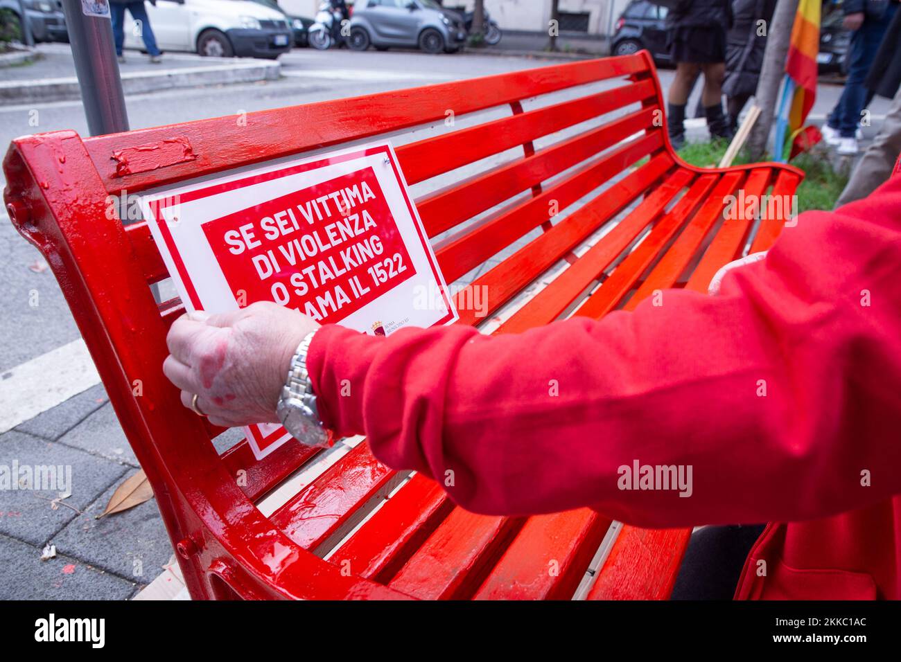 Alcuni dipingono una panchina su Viale Trastevere a Roma in occasione della Giornata Mondiale contro la violenza contro le Donne (Foto di Matteo Nardone / Pacific Press/Sipa USA) Foto Stock