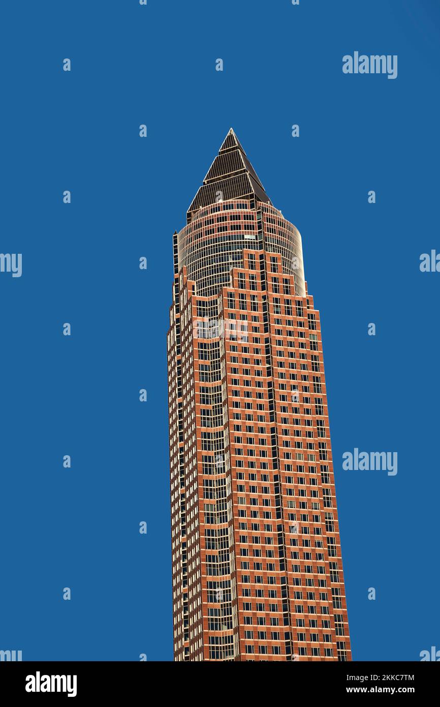 Francoforte, Germania - 10 ottobre 2010: La Fiera Torre Messeturm - un grattacielo di 63 piani, 257 m. E' il secondo edificio piu' alto di Francoforte Foto Stock