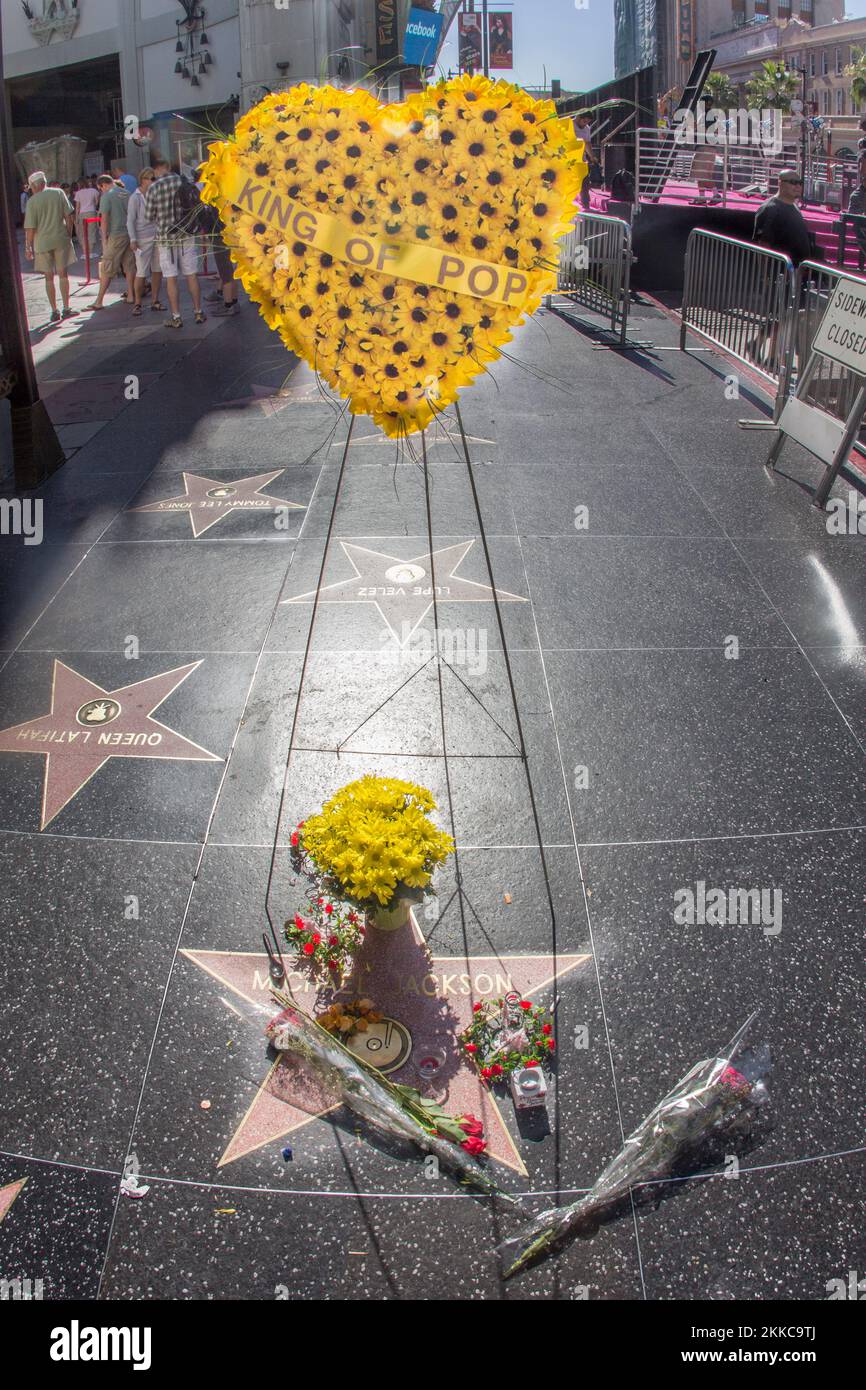 Los Angeles, USA - 26 giugno 2012: La stella di Michael Jackson sulla Hollywood Walk of Fame come i fan ricordano l'artista e lasciano messaggi per dire Arrivederci Foto Stock