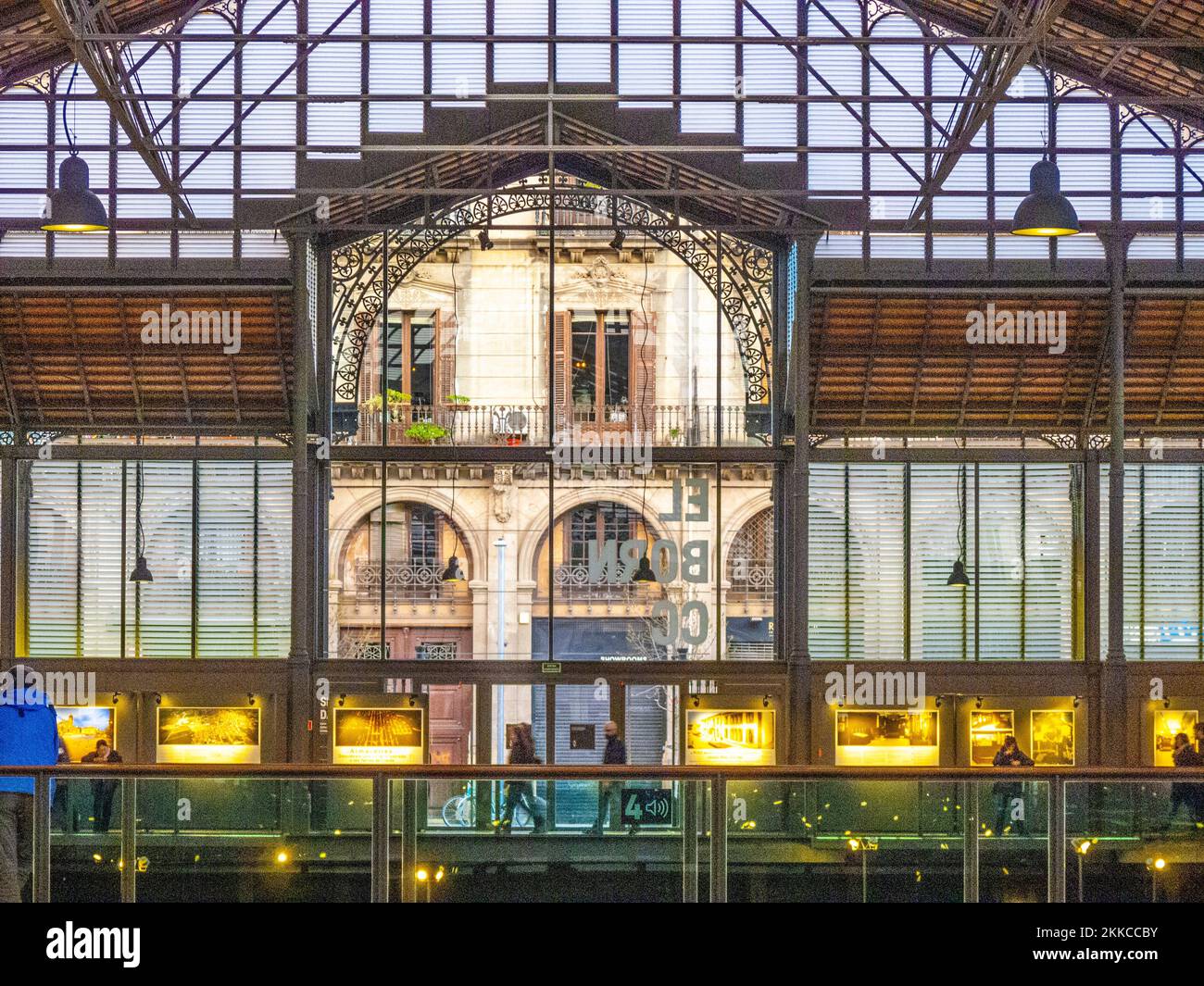 Barcellona, Spagna - 1 marzo 2015: Vista dall'interno del centro culturale El Born con le antiche rovine del mercato cittadino. Foto Stock