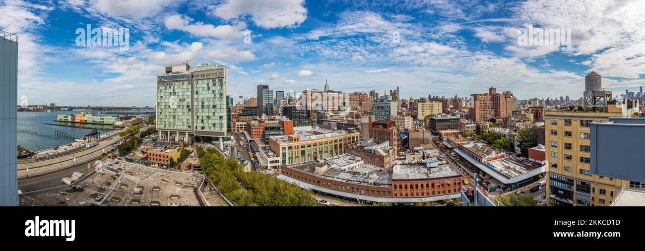 New York, USA - 7 ottobre 2017: Vista verso il centro di Manhattan, New York dalla fine del percorso High Line dalla piattaforma del museo Whitney. Foto Stock