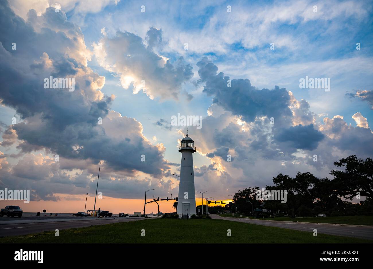 Un paesaggio del Faro di Biloxi sotto il cielo nuvoloso al tramonto a Biloxi, Mississippi Foto Stock