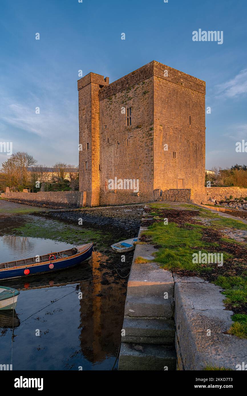 Una verticale del castello di Oranmore in una giornata di sole Foto Stock