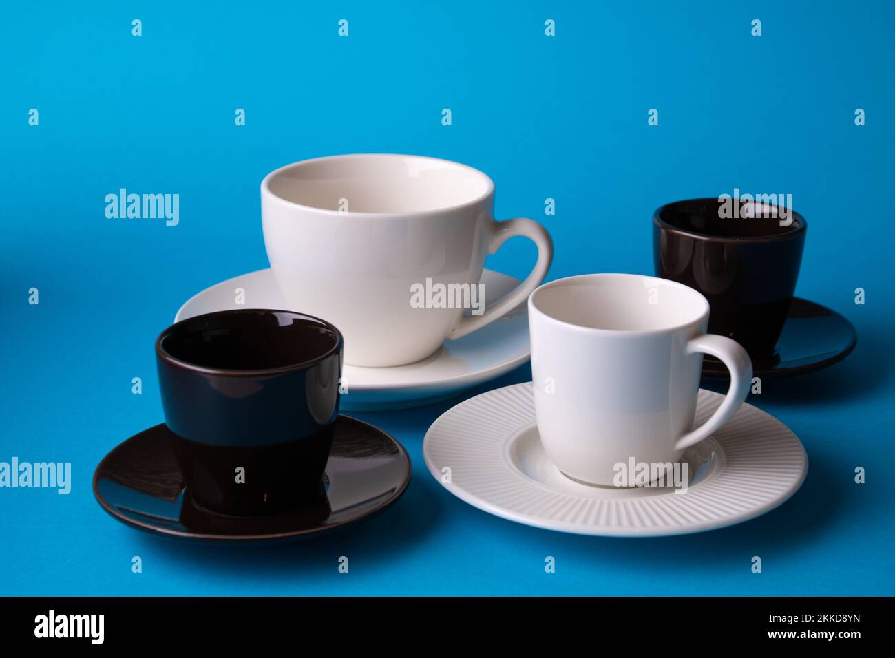 foto di più tazze affiancate su sfondo blu Foto Stock