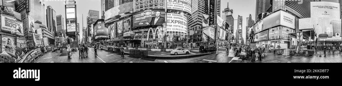 New York, USA - 7 ottobre 2017: Ritratto di Times Square al mattino presto con persone che vanno al lavoro. Times Square è un simbolo della vita e dell'amus di New York Foto Stock