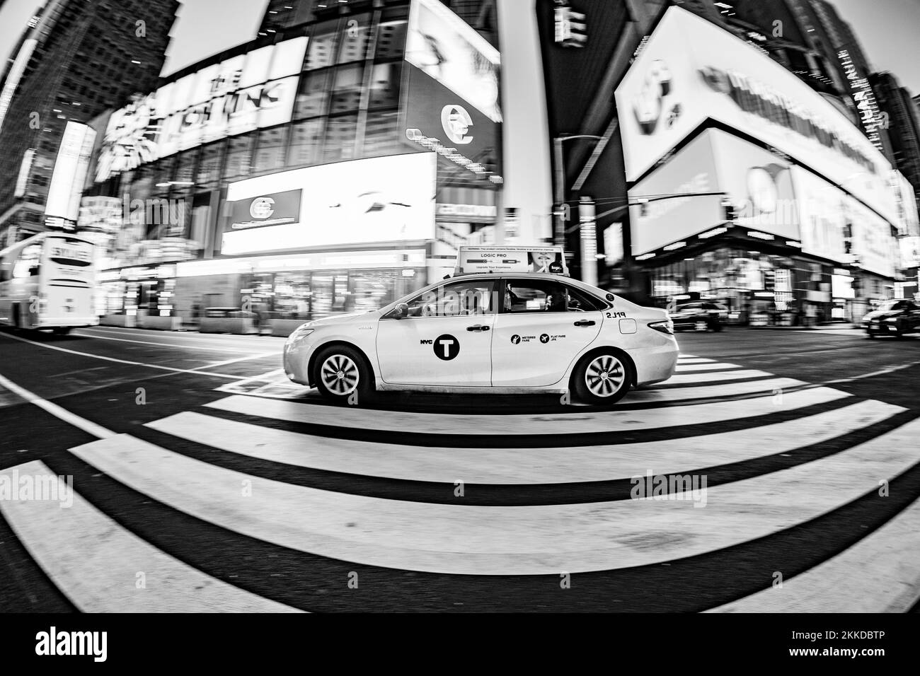New York, USA - 7 ottobre 2017: Il tassista con i passeggeri attraversa un passaggio pedonale a Times Square. Times Square è un simbolo della vita di New York Foto Stock
