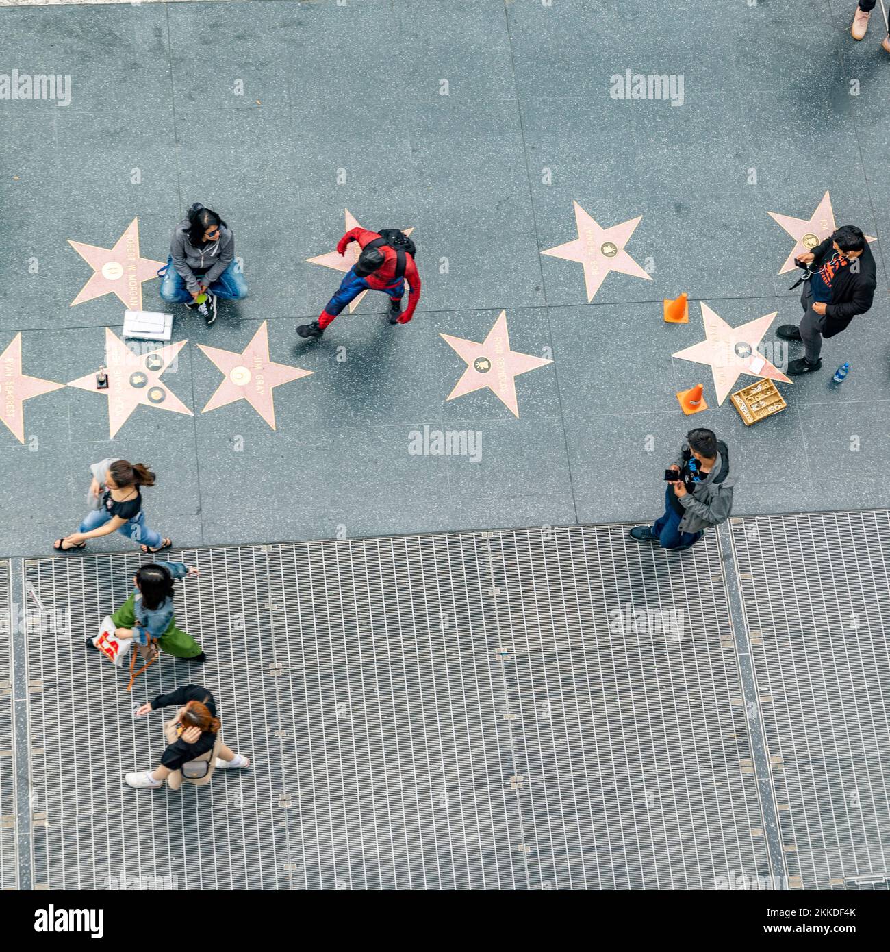 Los Angeles, USA - 5 marzo 2019: Antenna di passeggiata di fama con turisti in cerca di stelle e attori che guadagnano denaro posando per figure cinematografiche. Foto Stock