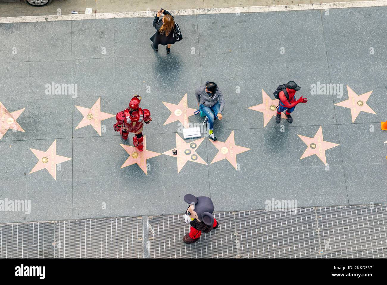 Los Angeles, USA - 5 marzo 2019: Antenna di passeggiata di fama con turisti in cerca di stelle e attori che guadagnano denaro posando per figure cinematografiche. Foto Stock